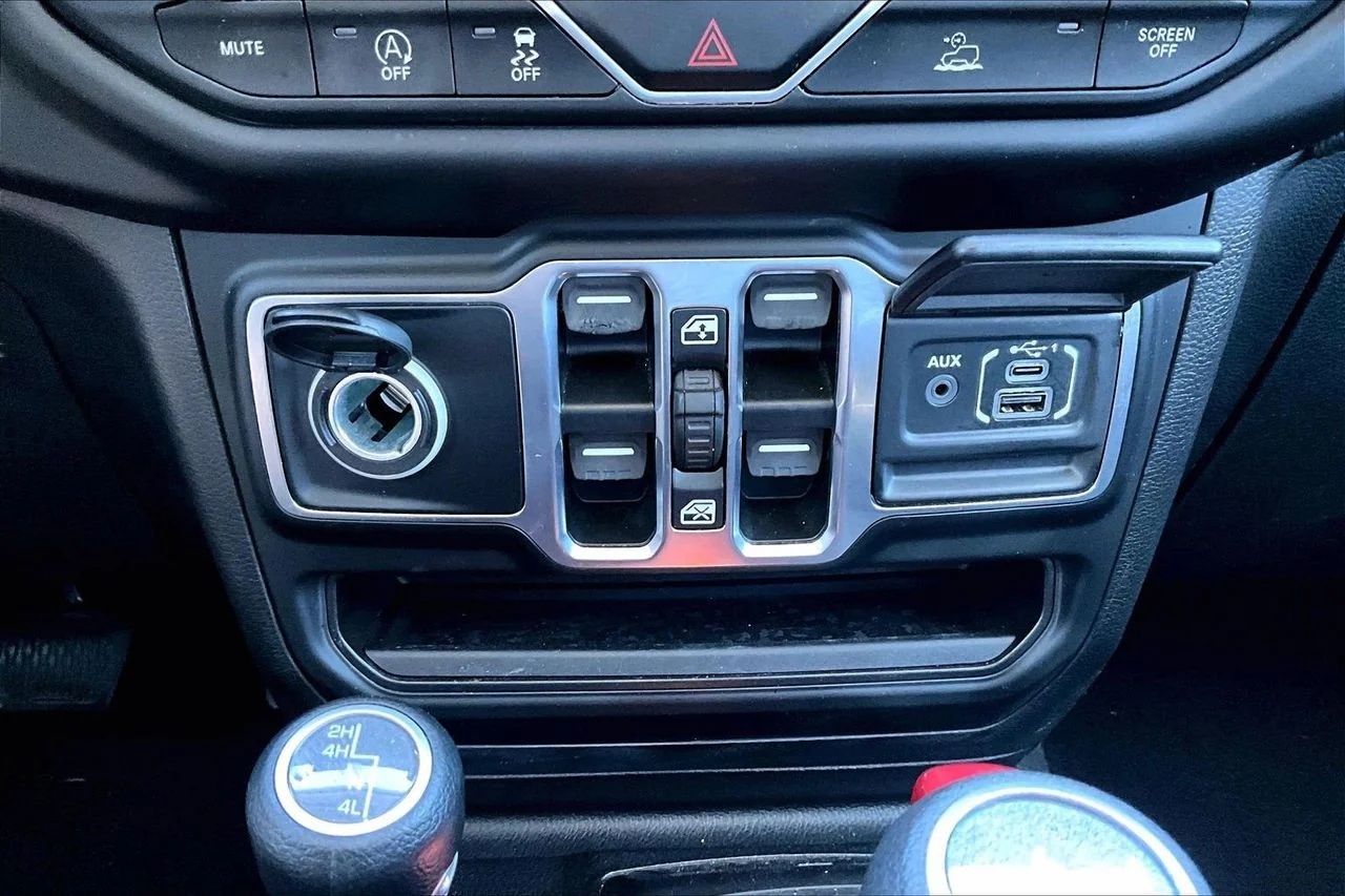 Used 2021 White Jeep Sport S image 17