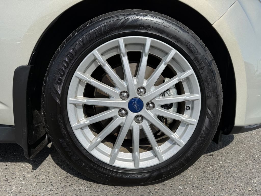 Used 2016  Ford SEL image 9