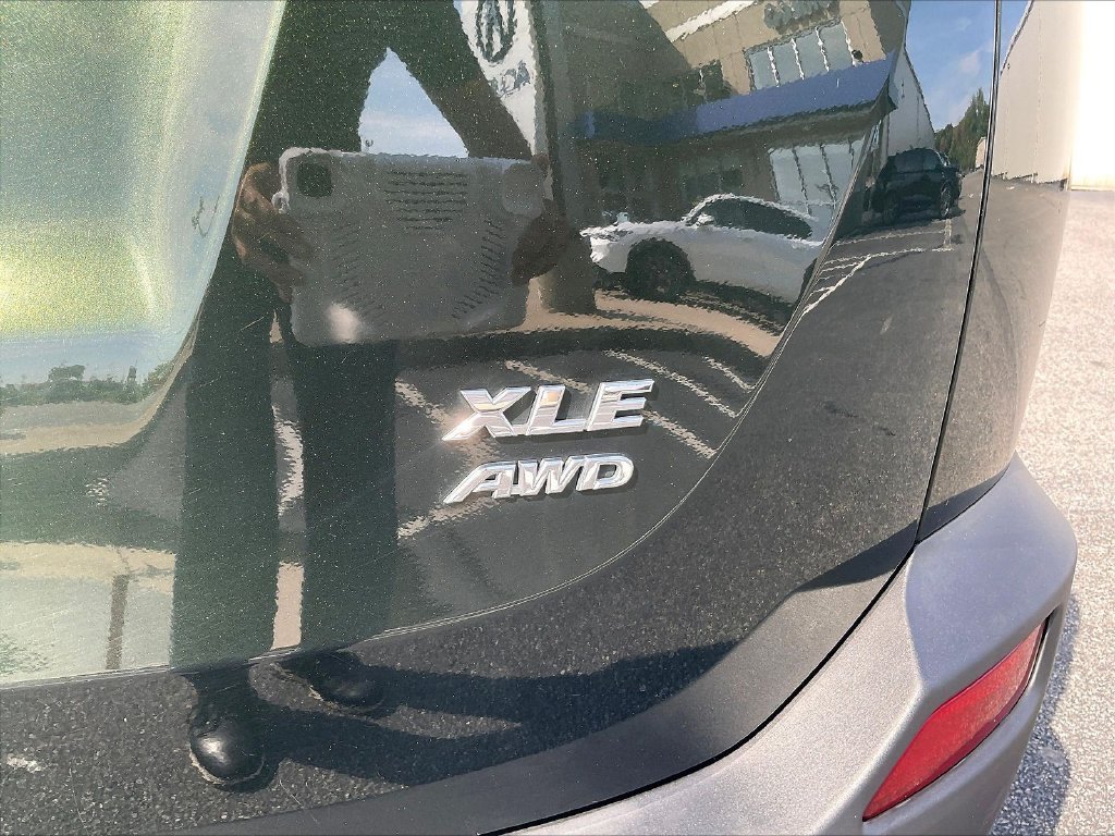 Used 2013 Green Toyota XLE image 24