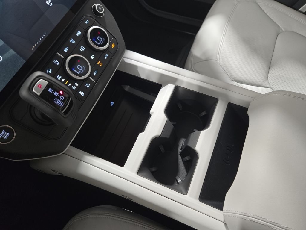 New 2026 Fuji White Land Rover X-Dynamic SE image 15