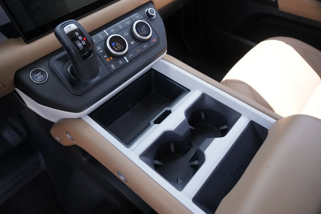 2025 Land Rover Defender X-Dynamic SE - Photo 17