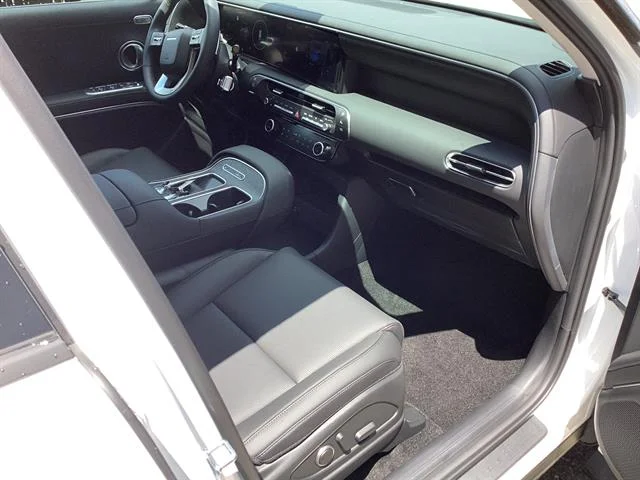 New 2026 Creamy White Pearl Hyundai SEL Premium image 7