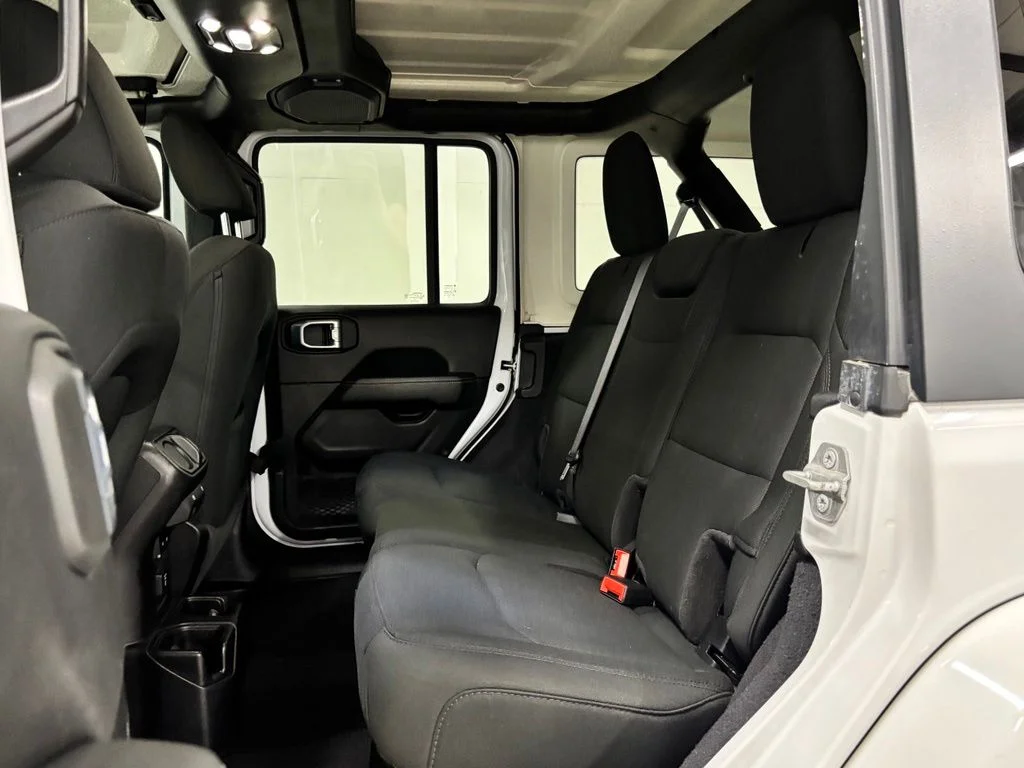 Used 2021 White Jeep Unlimited Sahara image 19