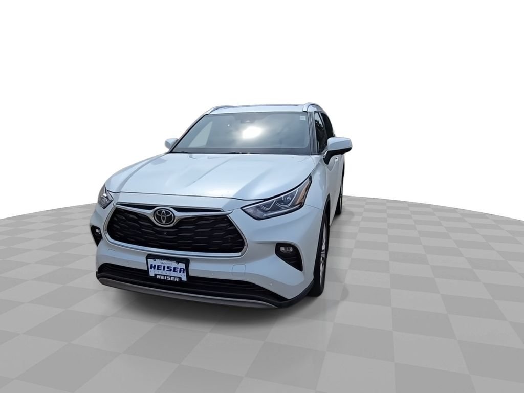 Used 2025  Toyota Platinum image 3