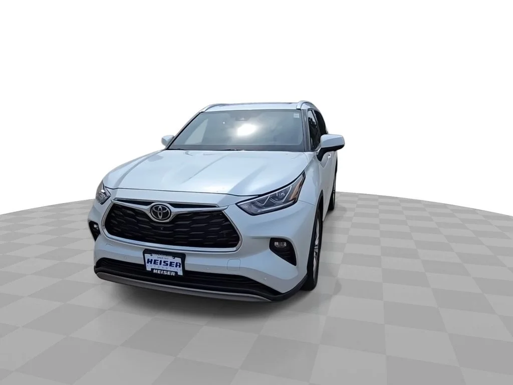 Used 2025  Toyota Platinum image 3