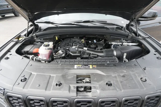 Used 2025  Jeep Laredo X image 39