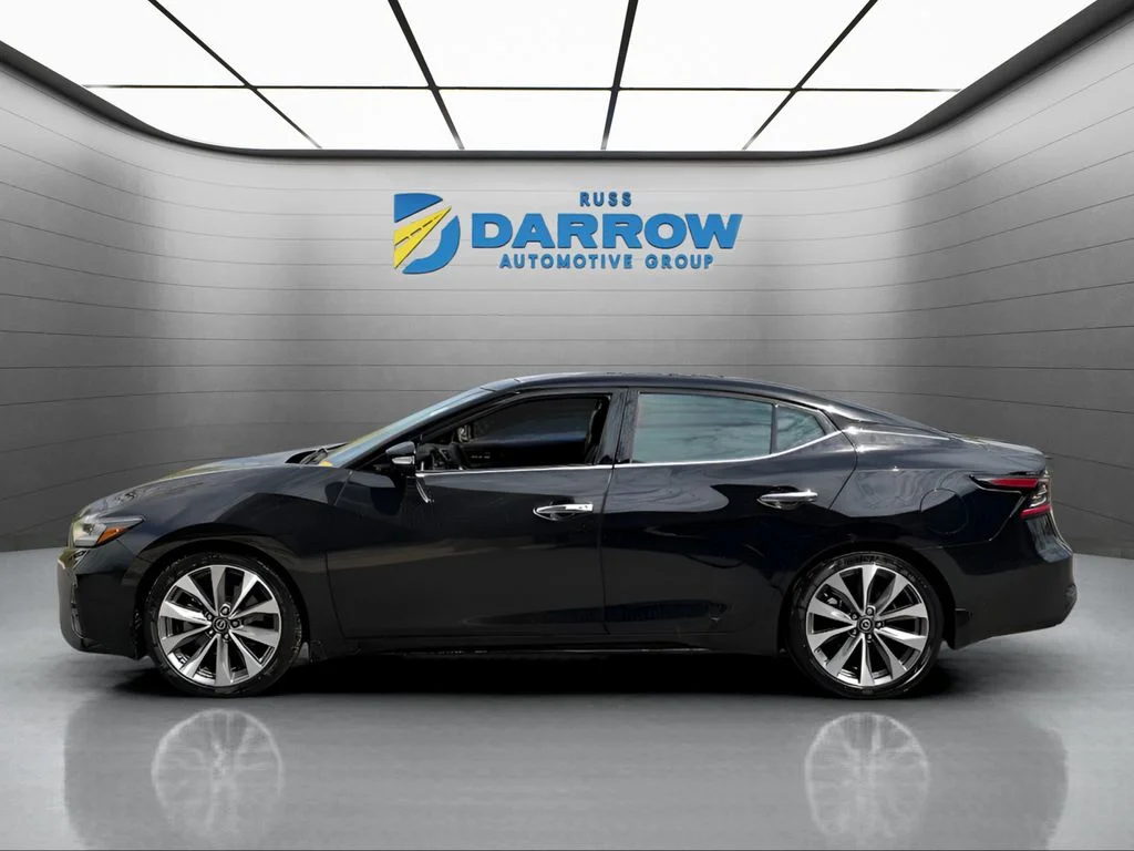 Used 2021 Black Nissan Platinum image 2