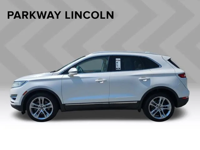 Used 2015 White Lincoln Base image 2