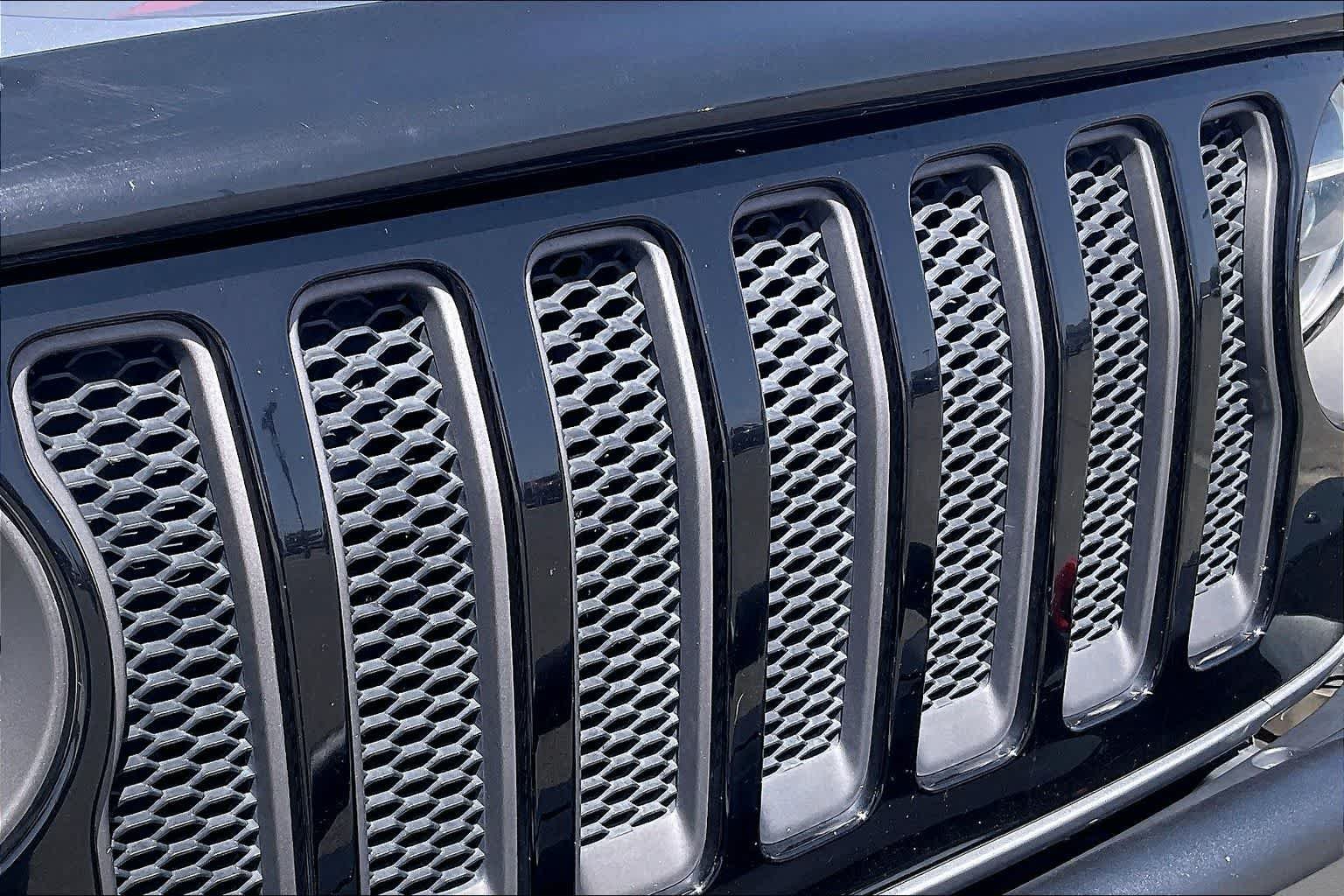 Used 2020 Billet Silver Metallic Clearcoat Jeep Recon image 28