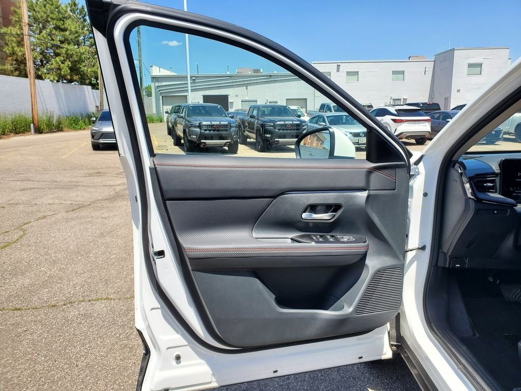 Used 2025 Aspen White Tricoat Nissan SR image 16