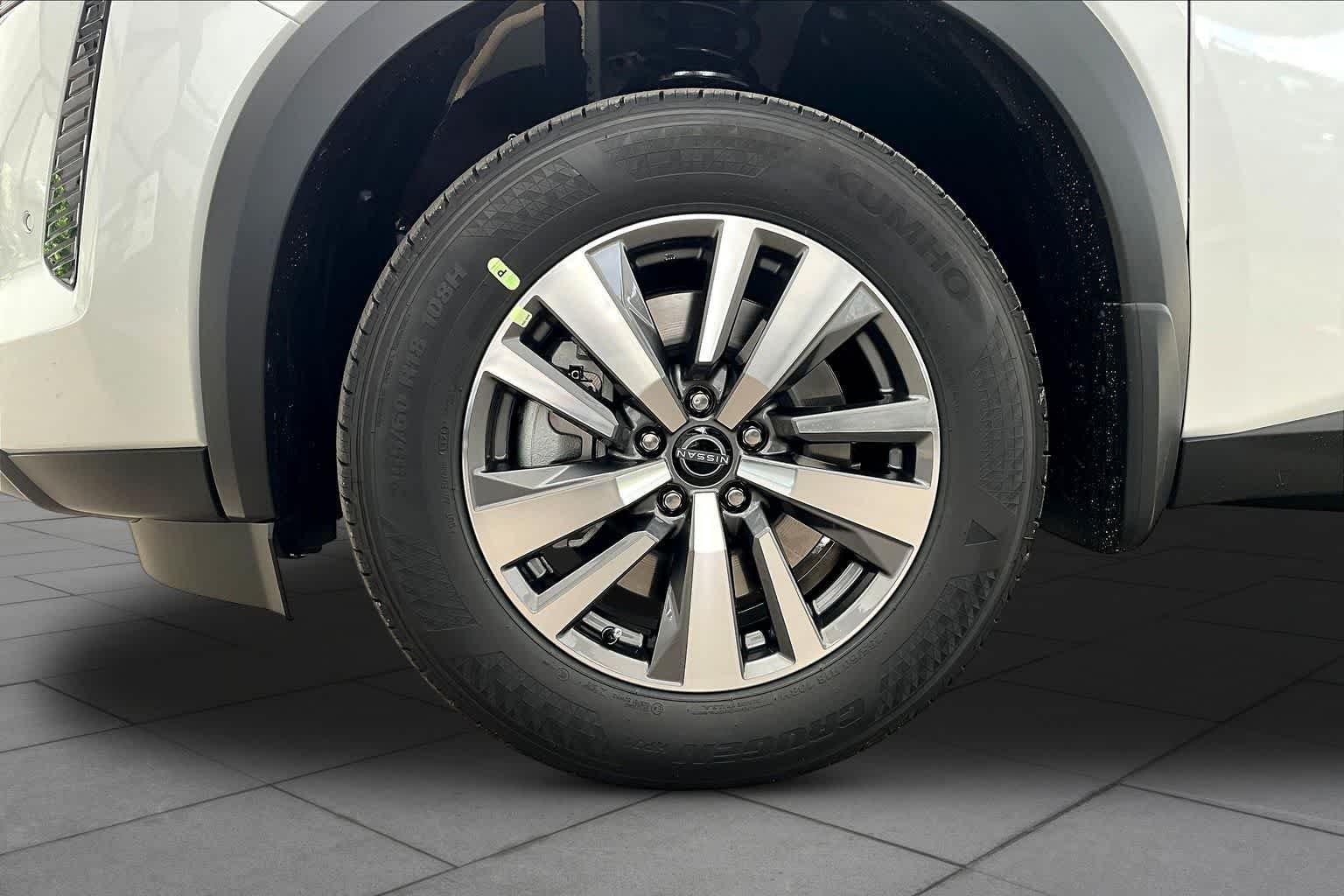 New 2026 Everest White Pearl Tricoat Nissan SL image 9