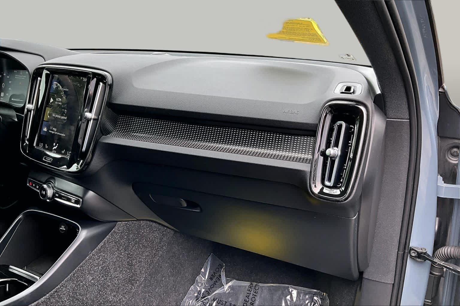 Used 2021 Thunder Grey Metallic Volvo R-Design image 18
