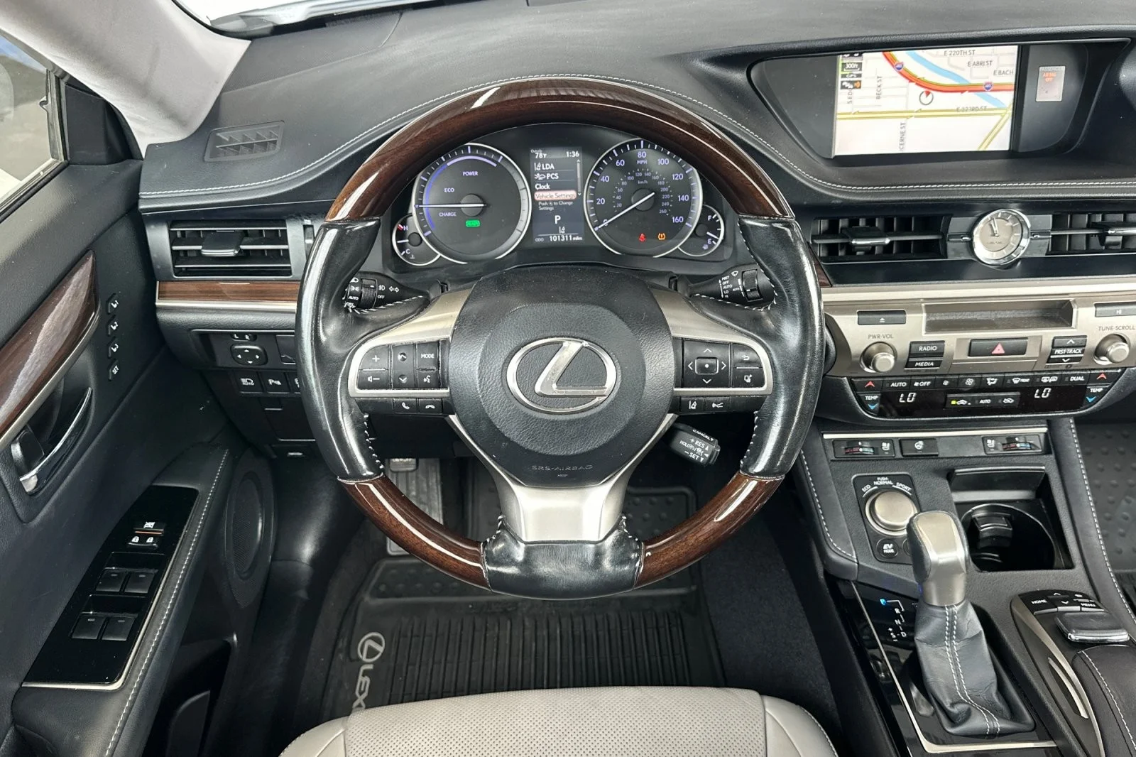 Used 2017 EMINENT WHITE Lexus ES 300h image 13