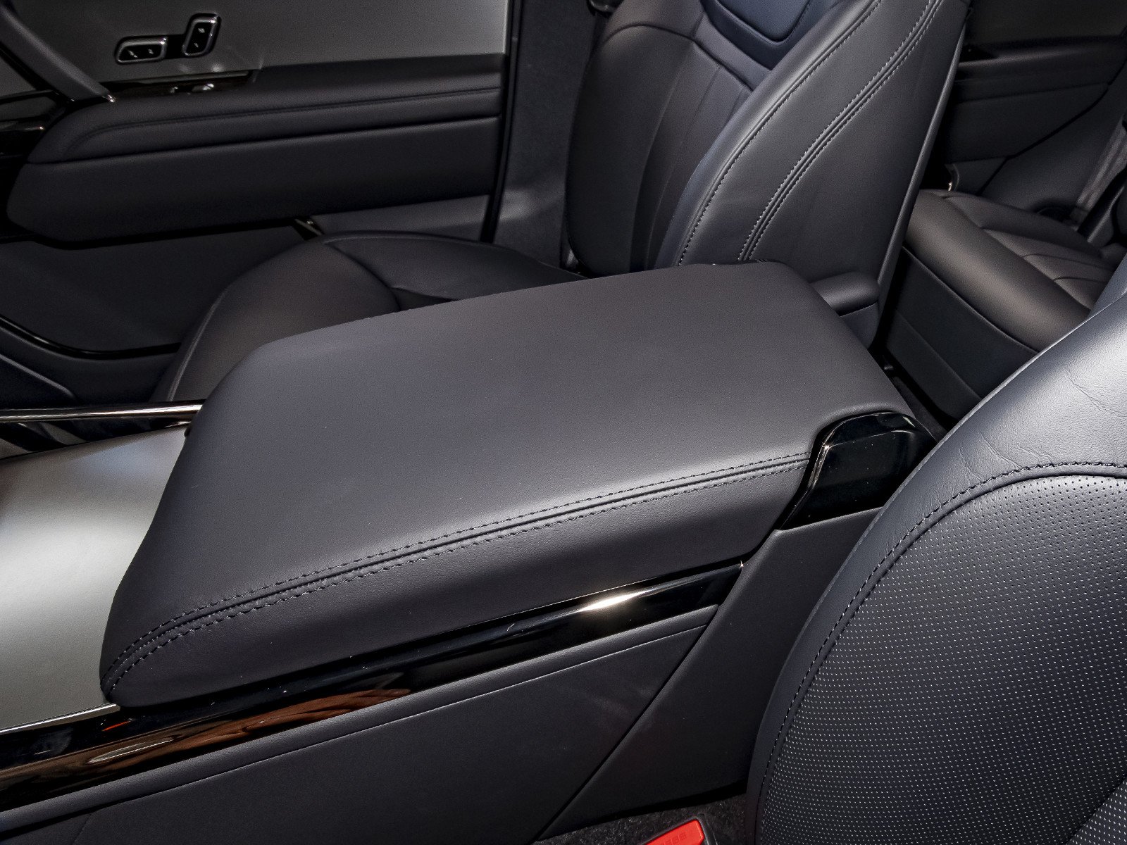 New 2026 Santorini Black Land Rover SE image 30