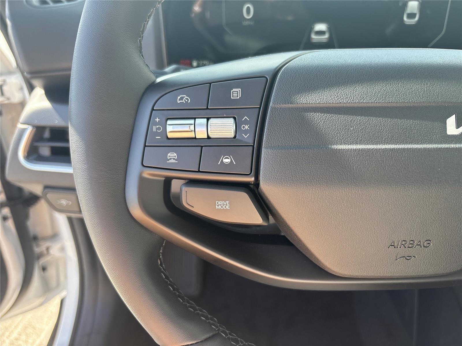 New 2025 Snow White Pearl Kia EX image 12