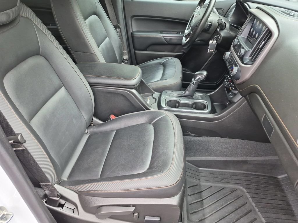 Used 2022 White GMC AT4 w/Leather image 22