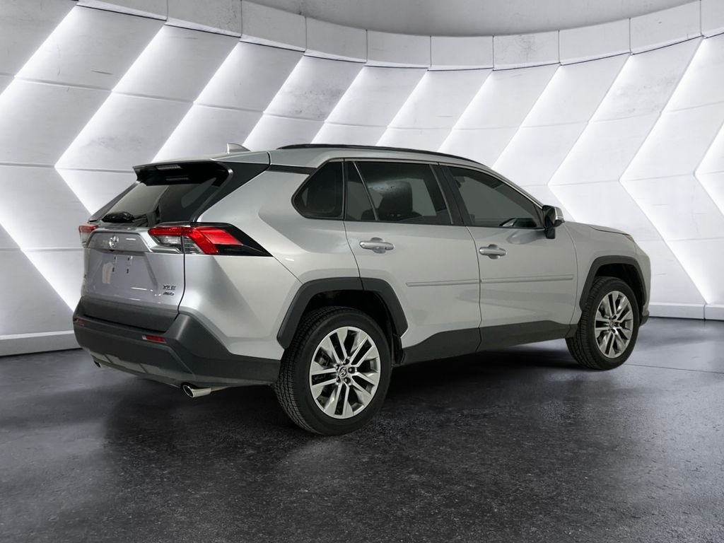 Used 2022 Silver Toyota XLE Premium image 4