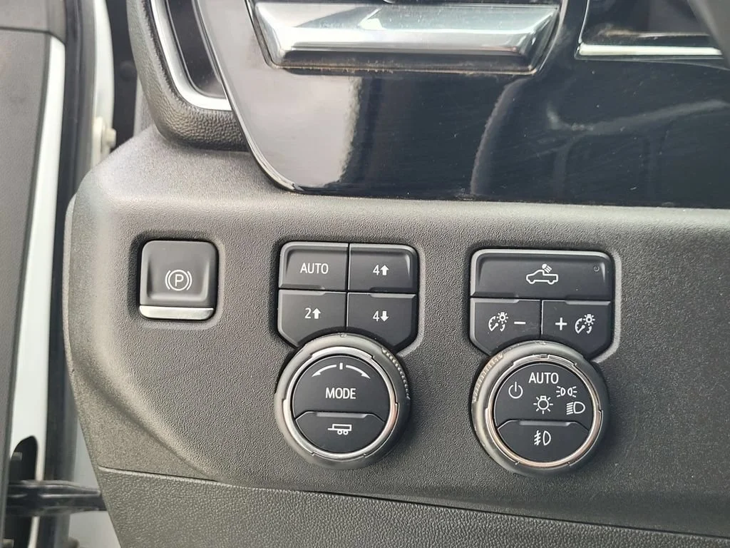 Used 2024 Summit White Chevrolet LT image 28
