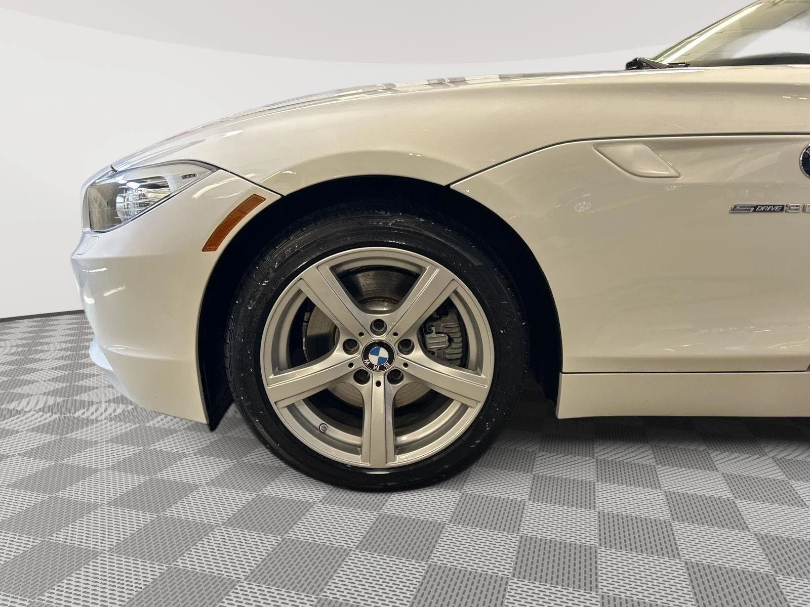 Used 2011 Alpine White BMW sDrive30i image 9
