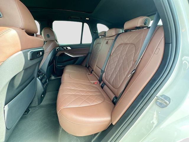Used 2024 White BMW sDrive40i image 25
