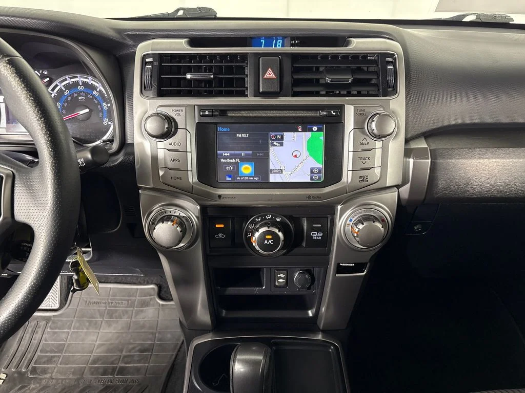 Used 2015 White Toyota SR5 image 29