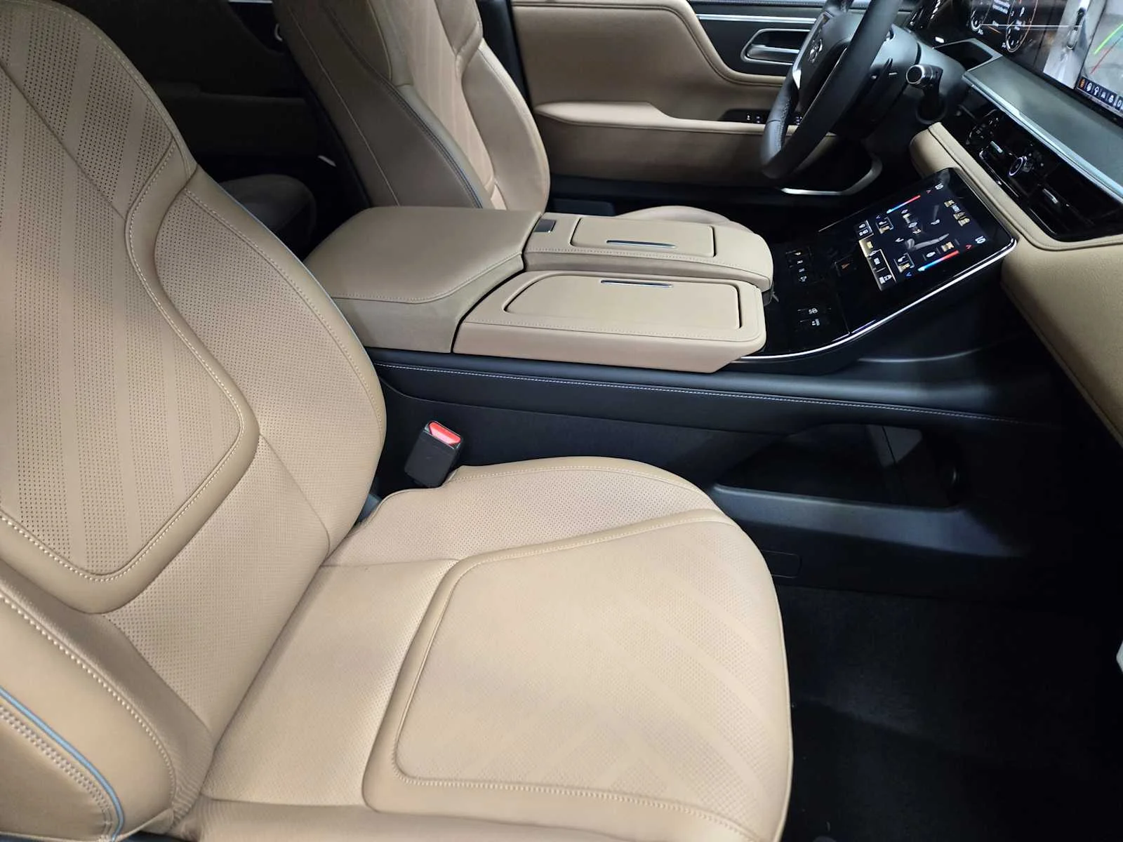 New 2026 RADIANT WHITE INFINITI Luxe 2WD image 9