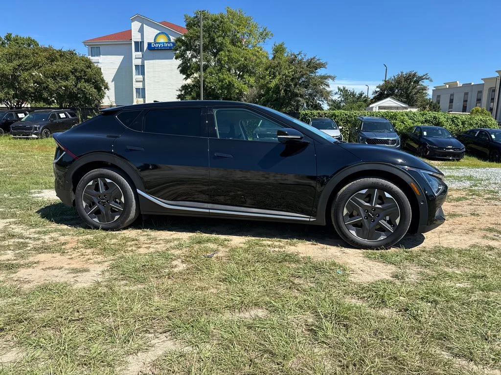 New 2025 Black Kia Light image 2