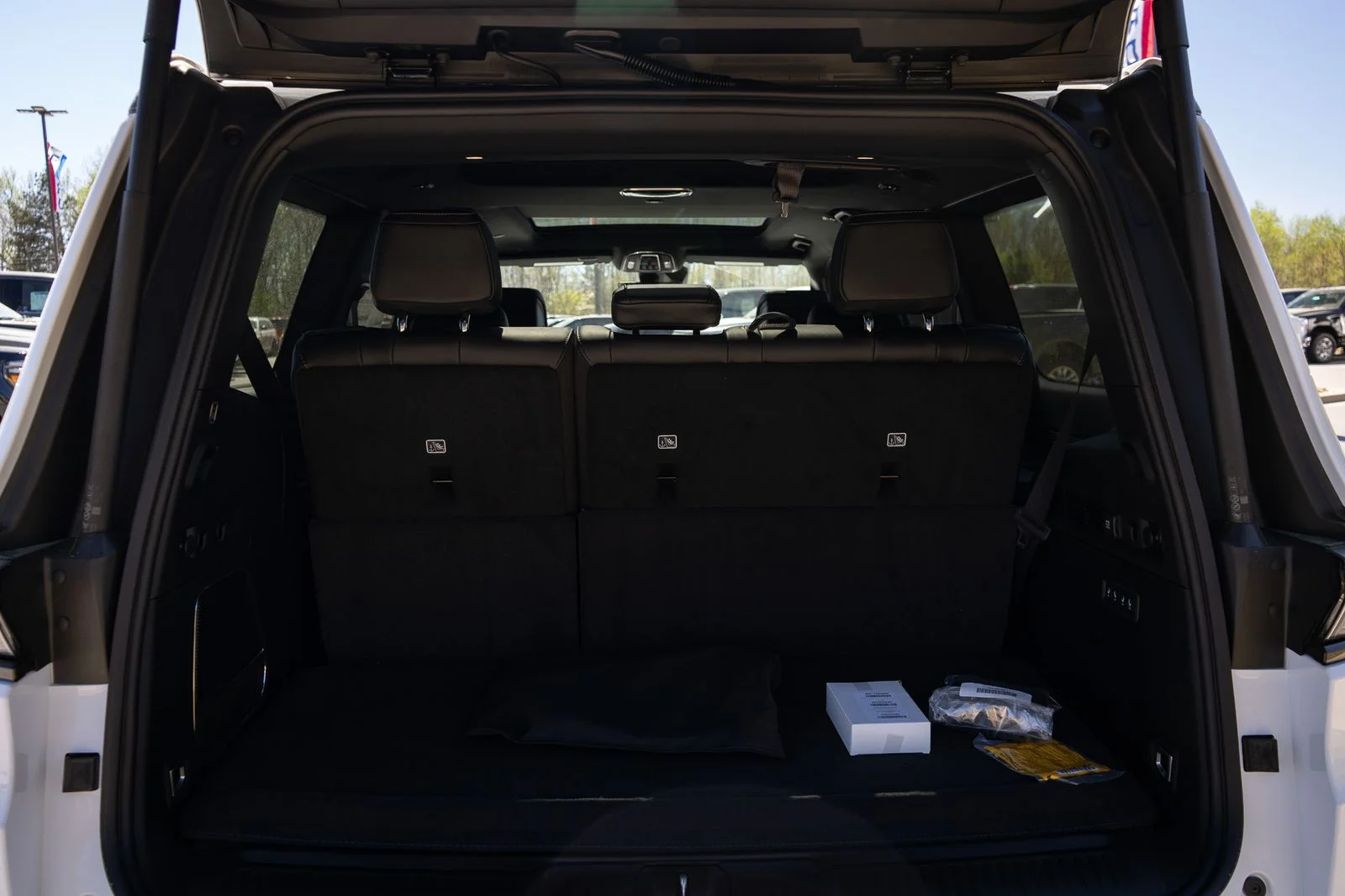 New 2026 Bright White Clear-Coat Exterior Paint Jeep Limited Reserve image 9