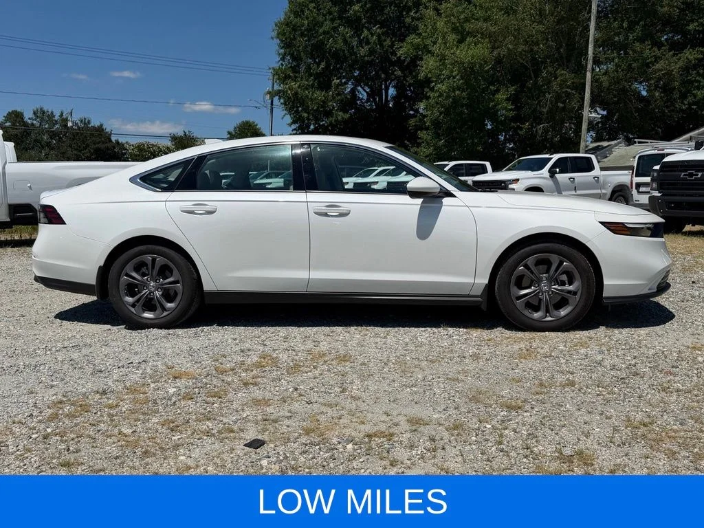 Used 2023 White Honda EX image 3