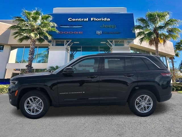 New 2026 Diamond Black Crystal Pearl-Coat Exterior Paint Jeep Laredo image 8