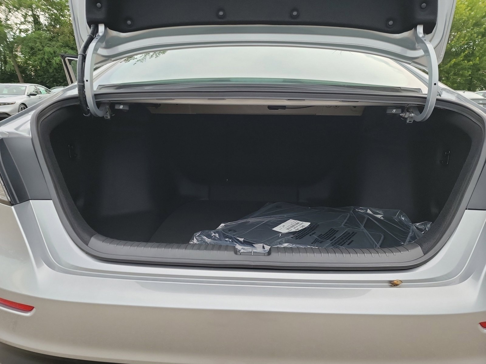 Used 2025 Silver Honda SE image 29