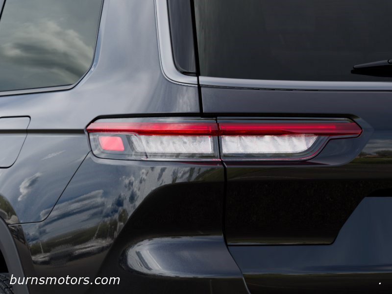 New 2026 Diamond Black Crystal Pearl-Coat Exterior Paint Jeep Laredo Altitude image 9