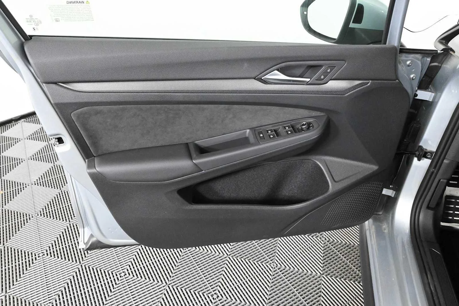 New 2026 Alpine Silver Metallic Volkswagen SE image 18