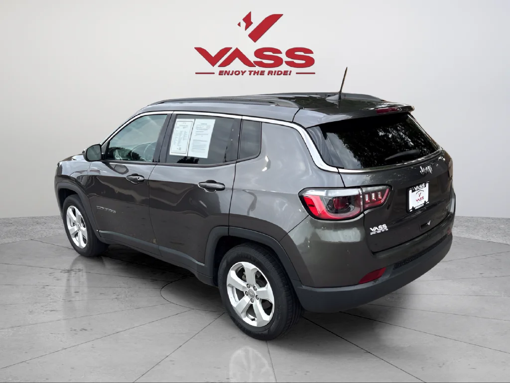 Used 2021 Crystal Metallic Jeep Latitude image 3