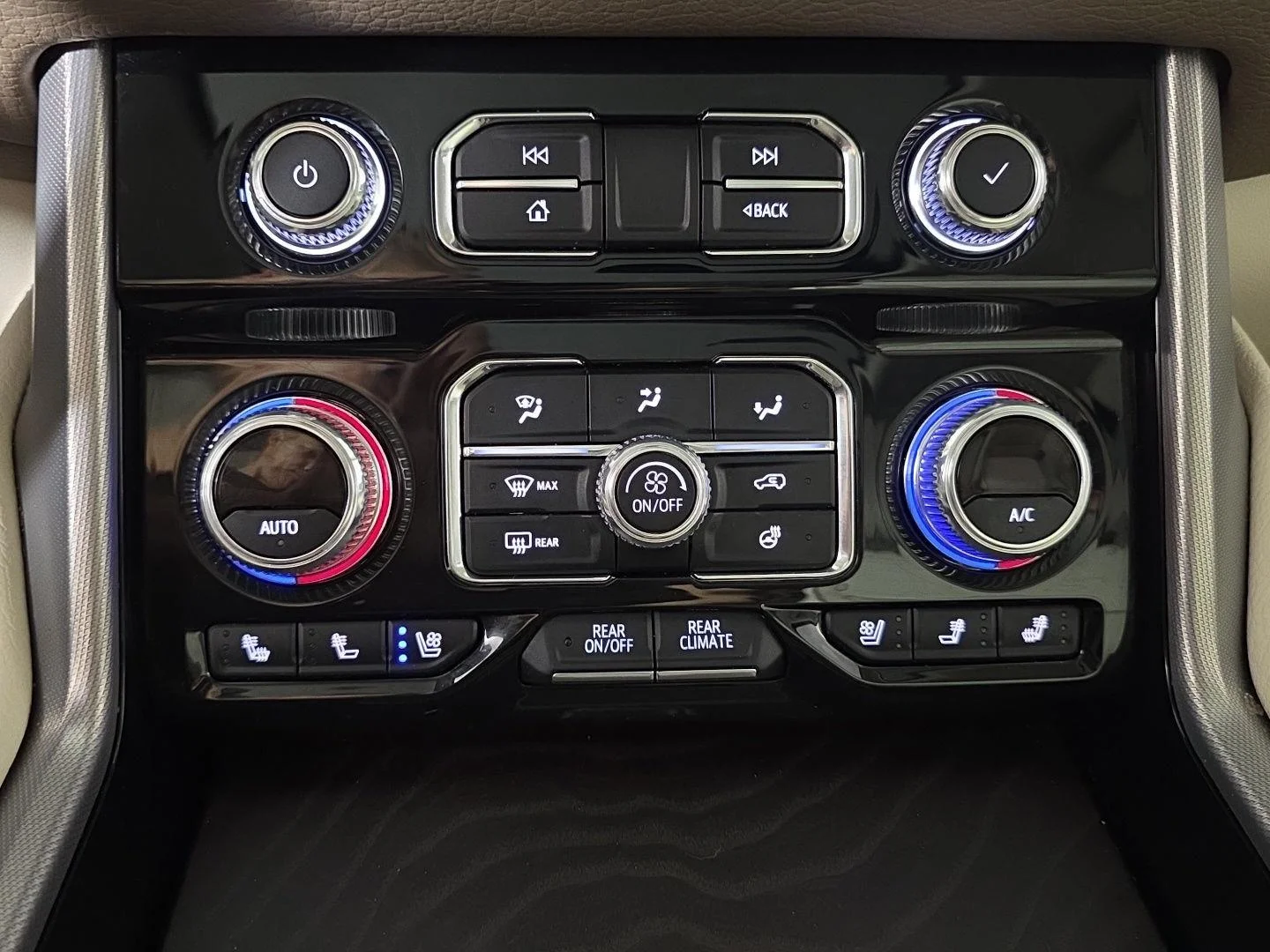 Used 2024 White Frost Tricoat GMC Denali image 16