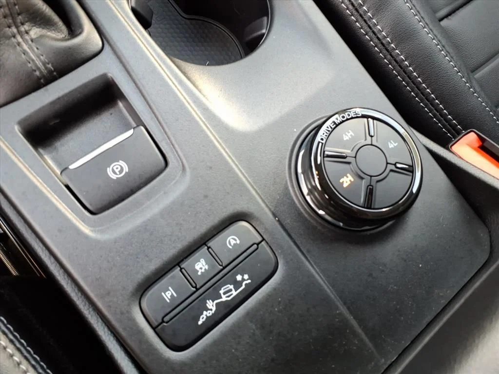 New 2025 Oxford White Ford LARIAT® image 24
