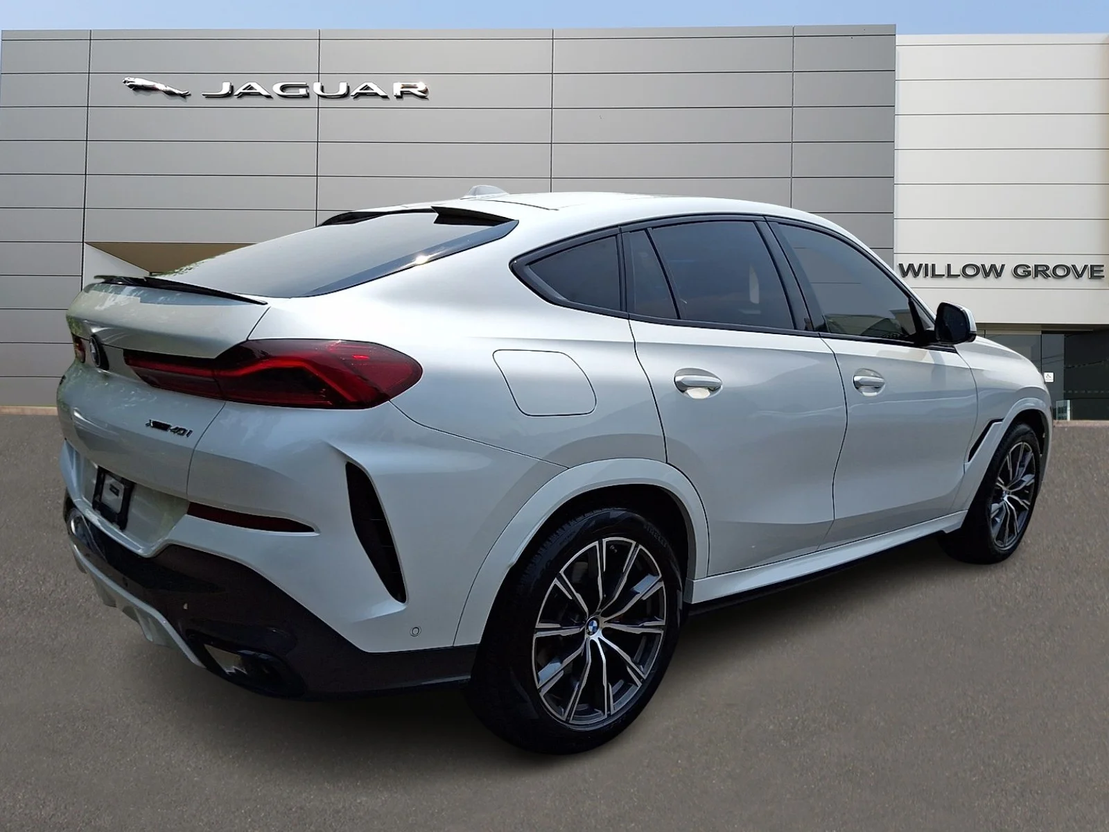 Used 2024 Mineral White Metallic - A96 BMW xDrive40i image 2