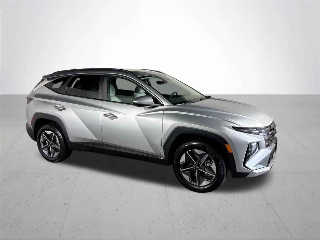 Used 2025 Silver Hyundai SEL image 4
