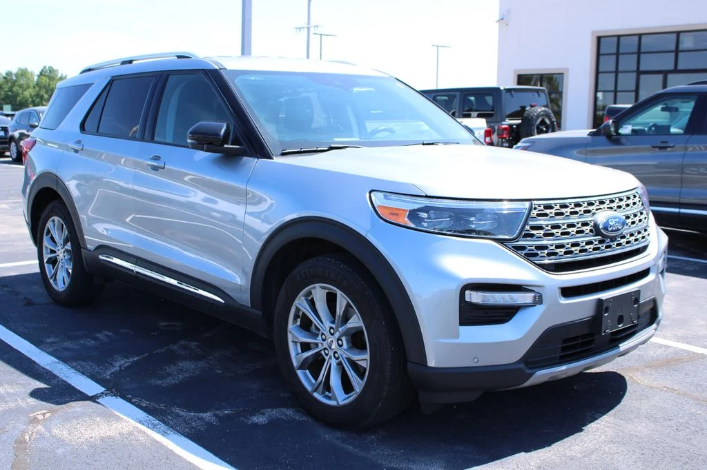 Used 2023 Silver Metallic Ford Limited image 3