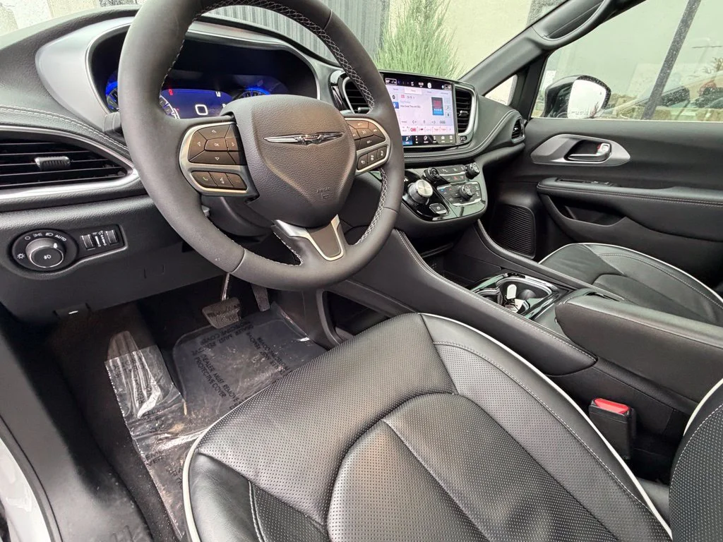Used 2026 Silver Chrysler Limited image 7