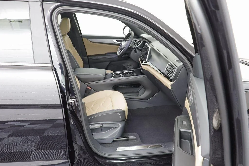 New 2026 Deep Black Volkswagen 2.0T SE w/Technology image 19