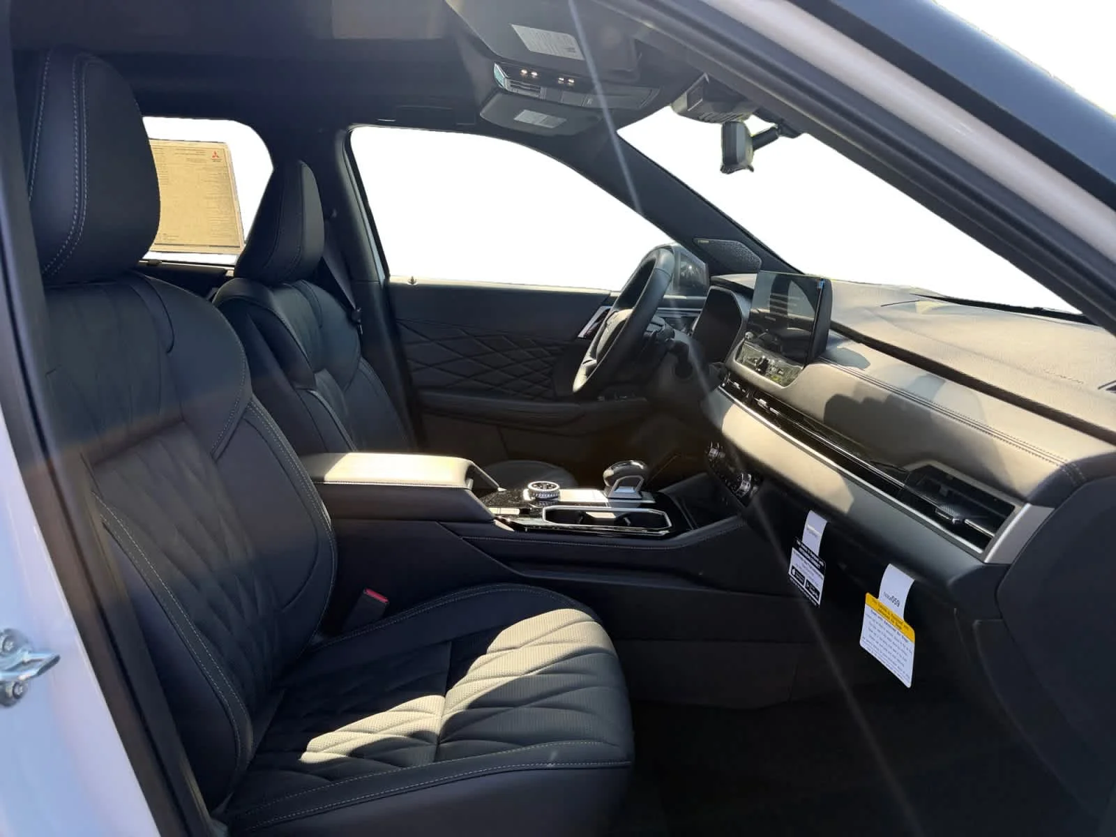 New 2026 White Diamond/Black Roof Mitsubishi Black Edition image 17