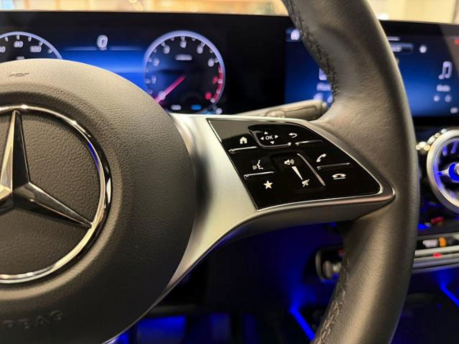 Certified Used 2025 Starling Blue Metallic Mercedes-Benz 4MATIC® image 18