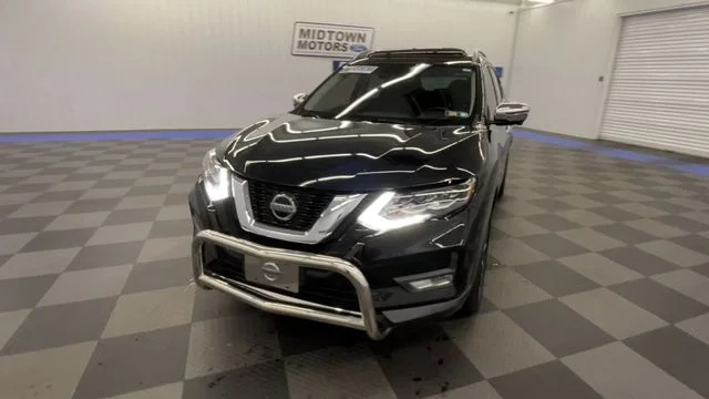 Used 2018 Magnetic Black Nissan SL image 3