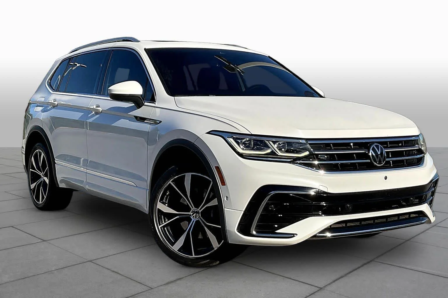 Used 2022 Oryx White Pearl Volkswagen SEL R-Line image 3