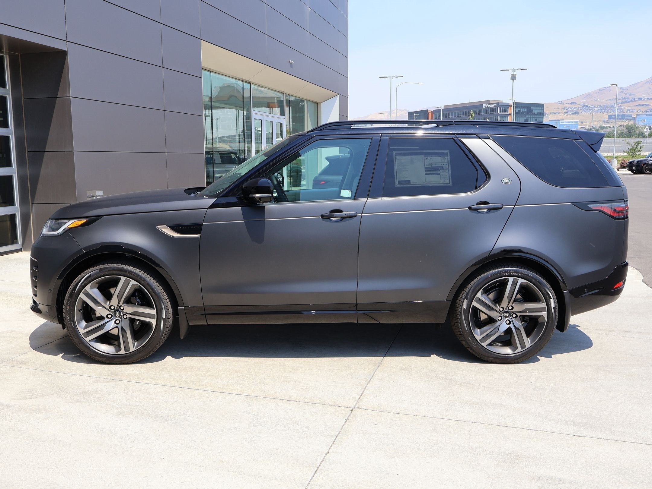 New 2026 Carpathian Grey LAND ROVER Gemini Edition image 9