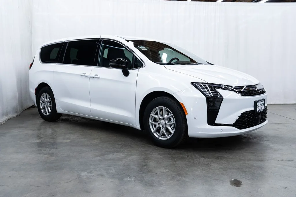 2027 Chrysler Pacifica Select's photo