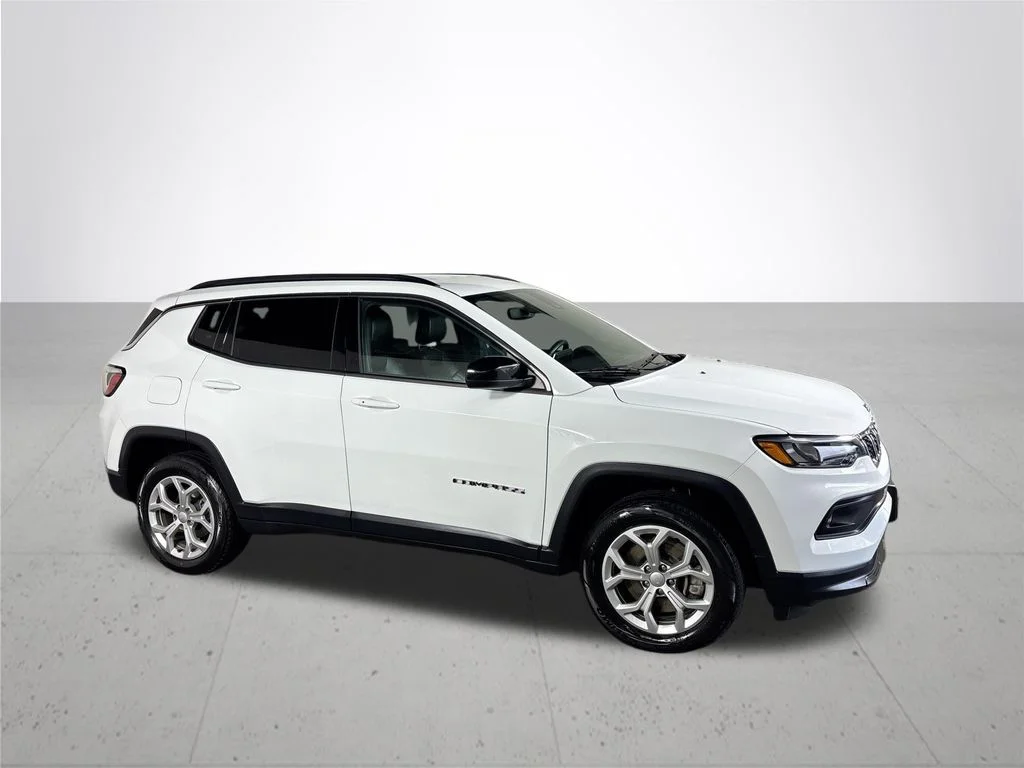 Used 2024 White Jeep Latitude image 4