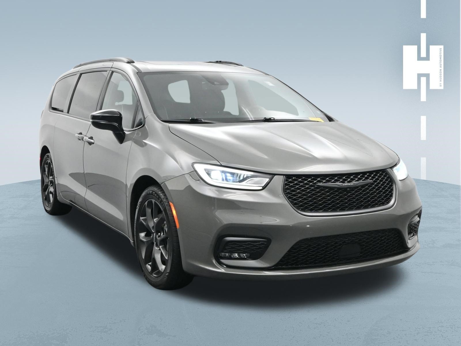 Used 2025 Ceramic Gray Clearcoat Chrysler Limited image 3