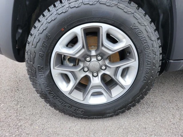 Used 2019 Crystal Metallic Jeep Trailhawk image 14
